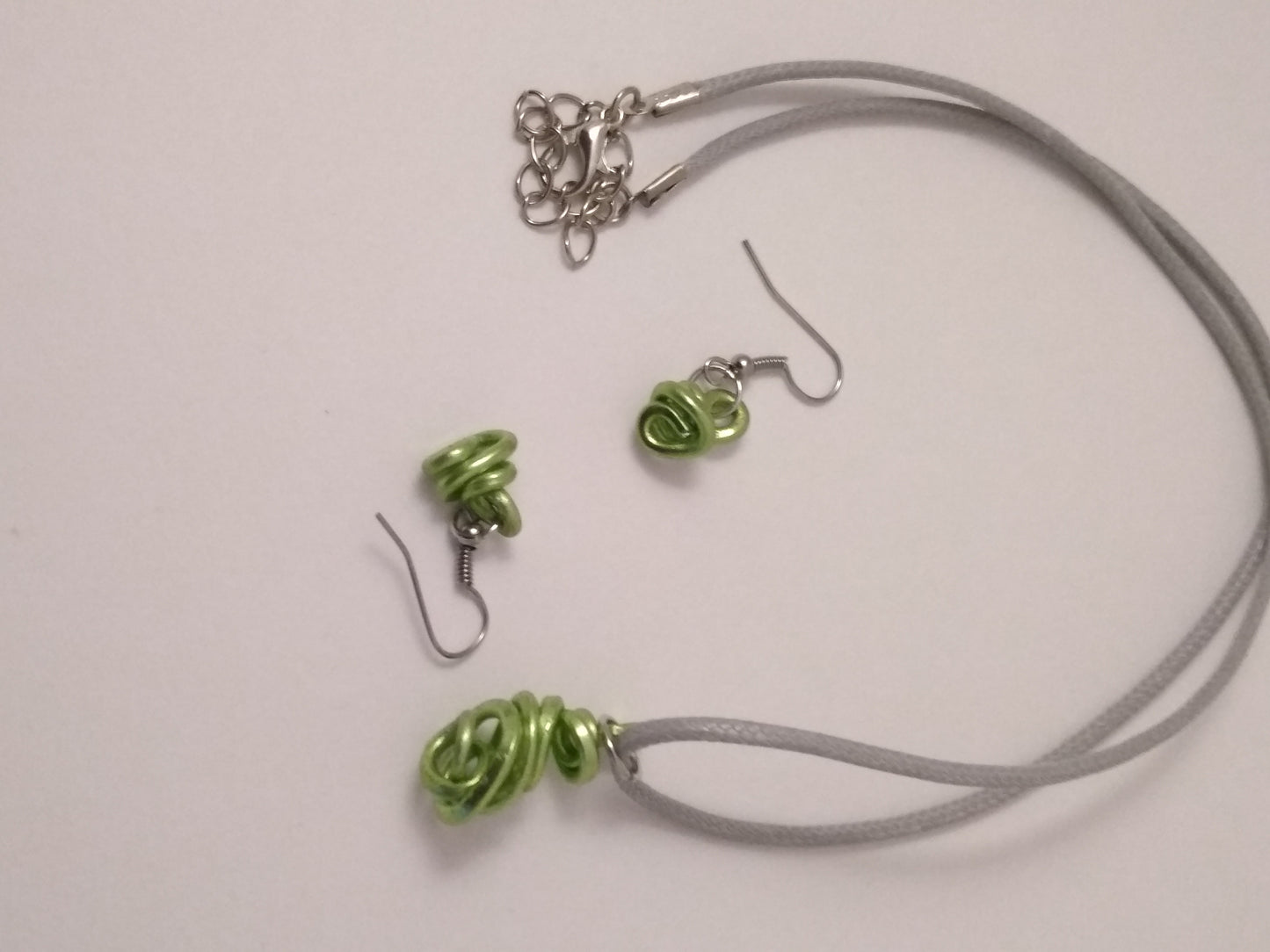 green twisted hammered aluminum 2-piece jewelry set