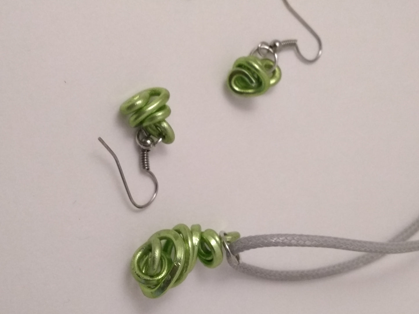 green twisted hammered aluminum 2-piece jewelry set