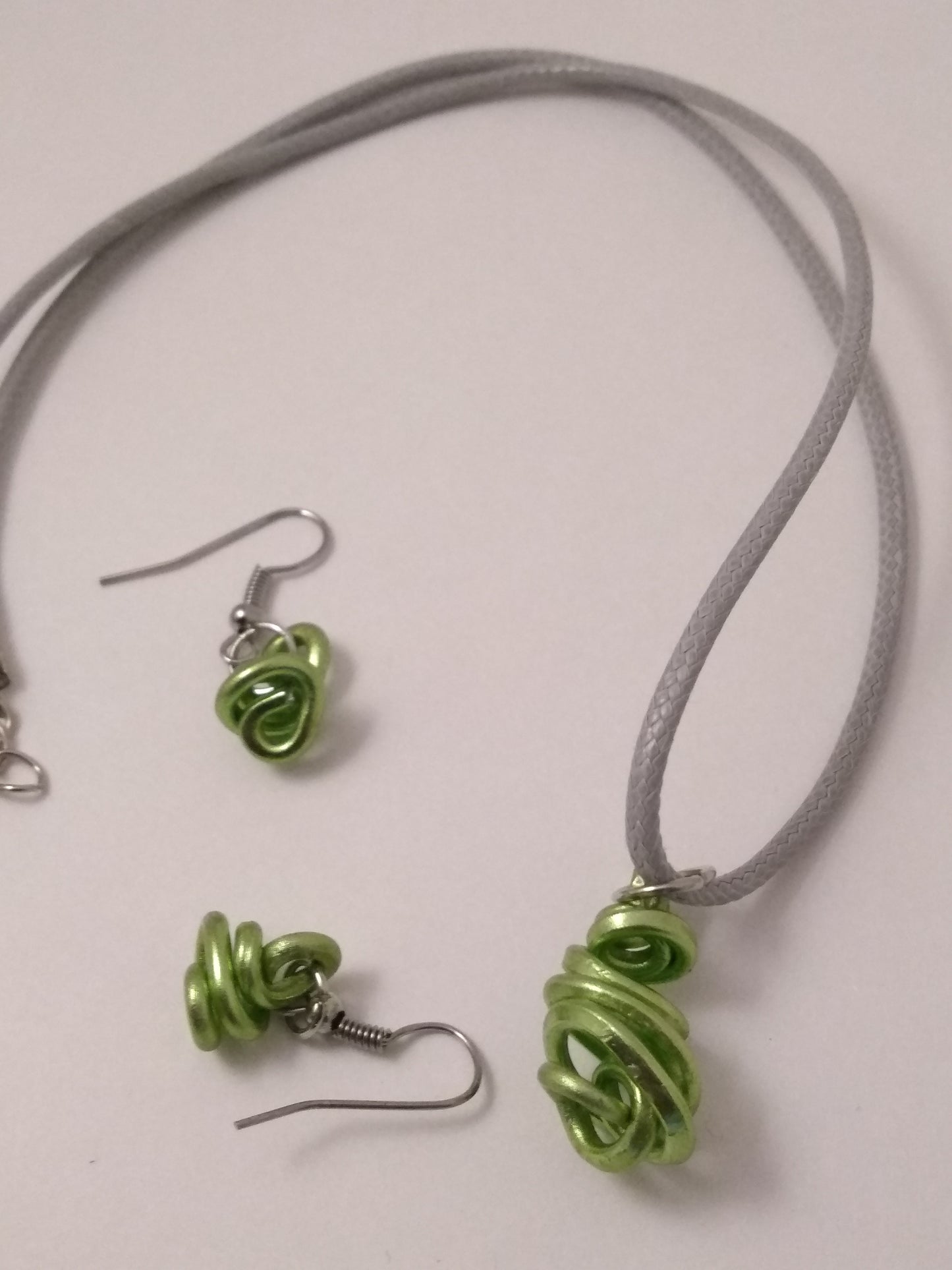 green twisted hammered aluminum 2-piece jewelry set